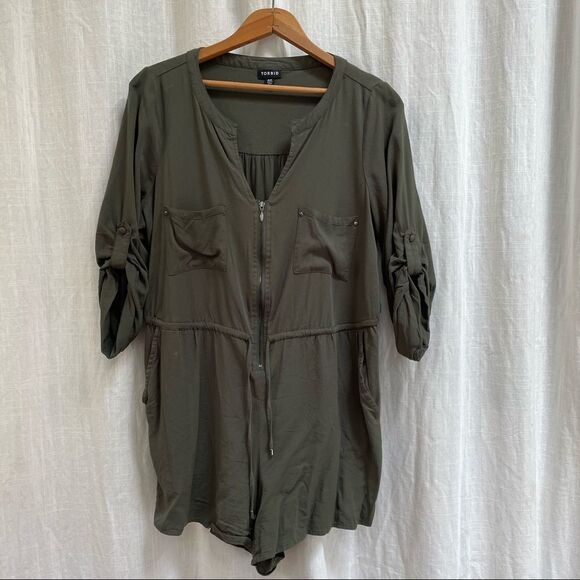 Torrid OLIVE GREEN CHALLIS ZIP FRONT ROMPER 00(10) POCKETS ROLL TAB - Picture 1 of 10